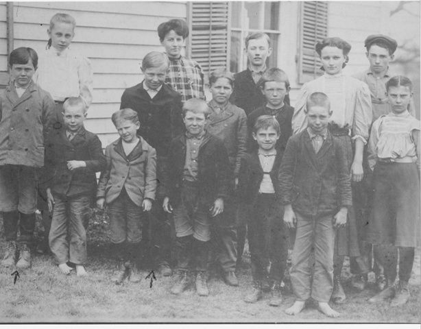 Bridgewater Center School Photo
Left to Right: Harold Every, Ruth Feldkamp, Earl Van Riper,
Albert Brown (Braun?), Ward Every, Florence McGuire
(teacher), Clarence Sodt, Herman Brown (Braun?),
Charles Crane, Lawrence Randall, Alvin Sodt, James Van
Riper, Anna Brown (Braun?), Clare Warner, Grace Randall